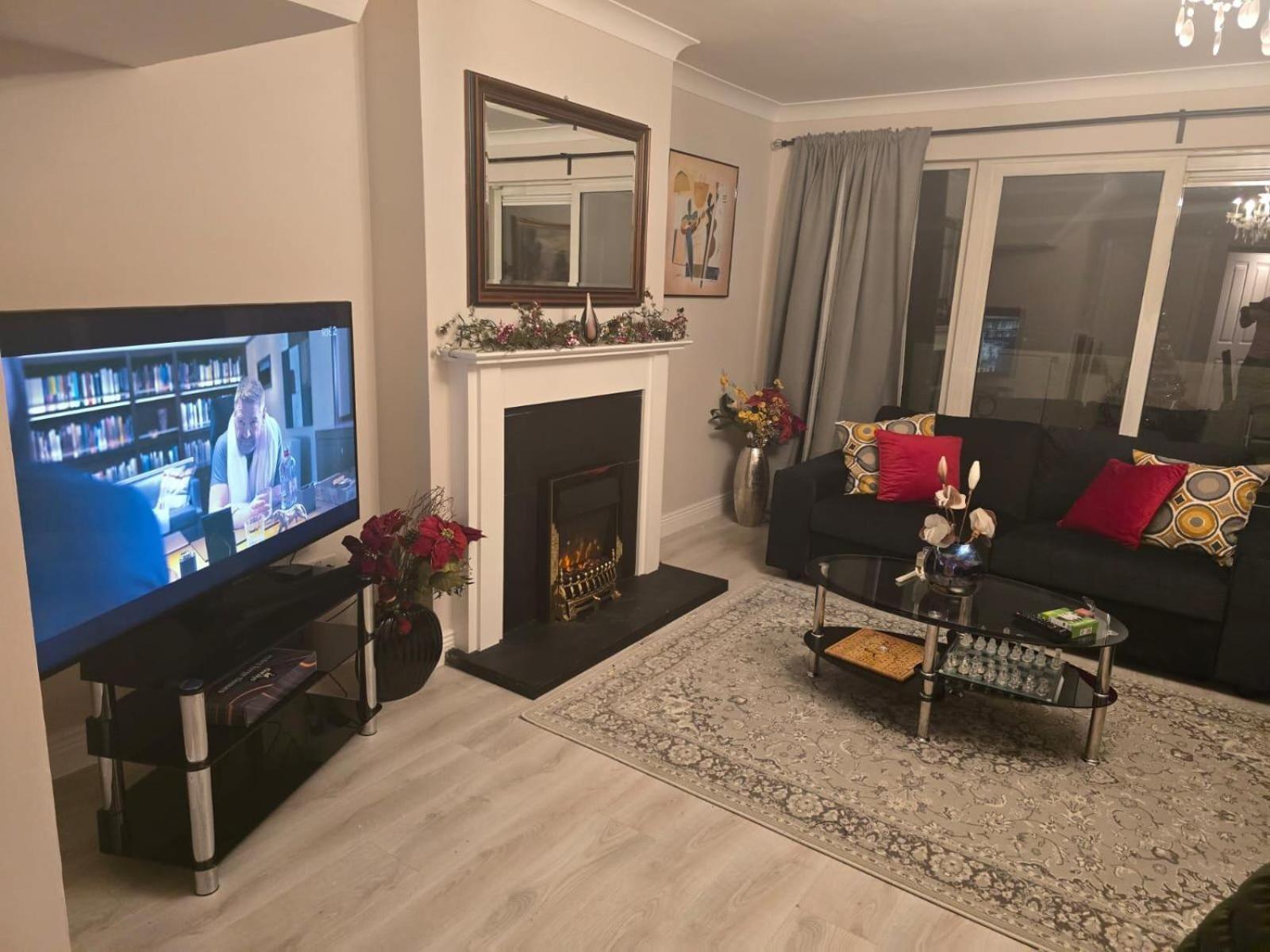 - 3 Bedroom Cosy - Sleeps Max 7 * Dublin