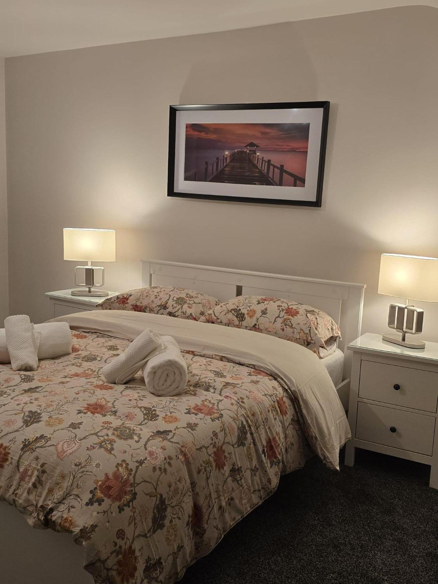 Holiday home - 3 Bedroom Cosy - Sleeps Max 7 *