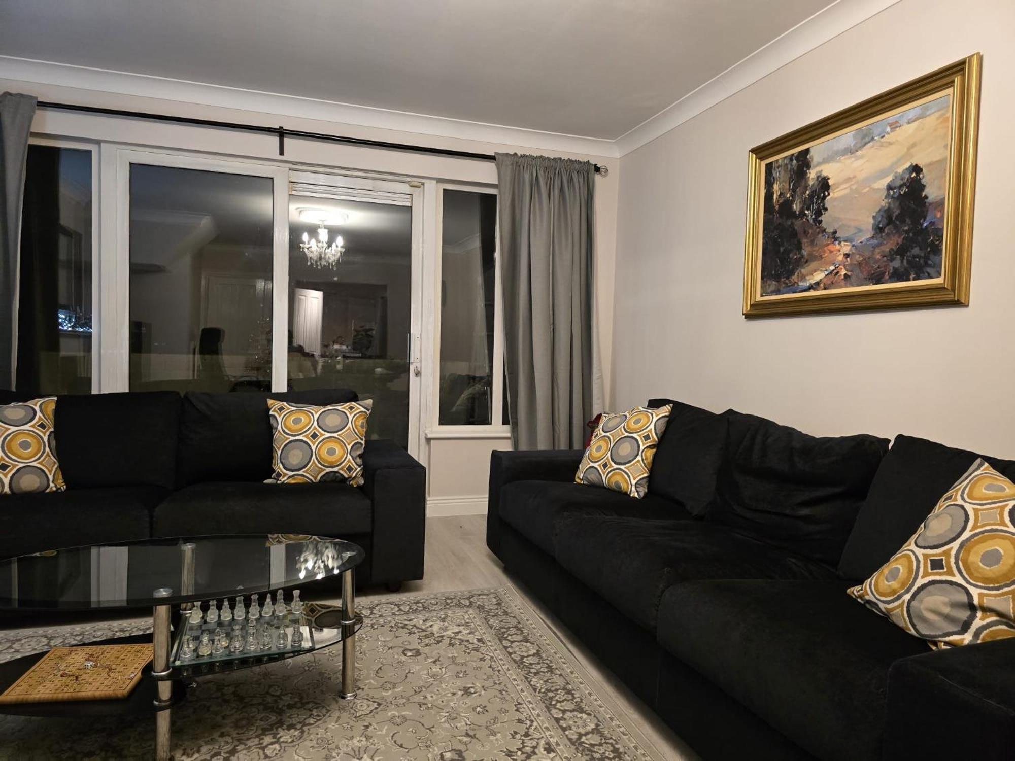 - 3 Bedroom Cosy - Sleeps Max 7 Holiday home *