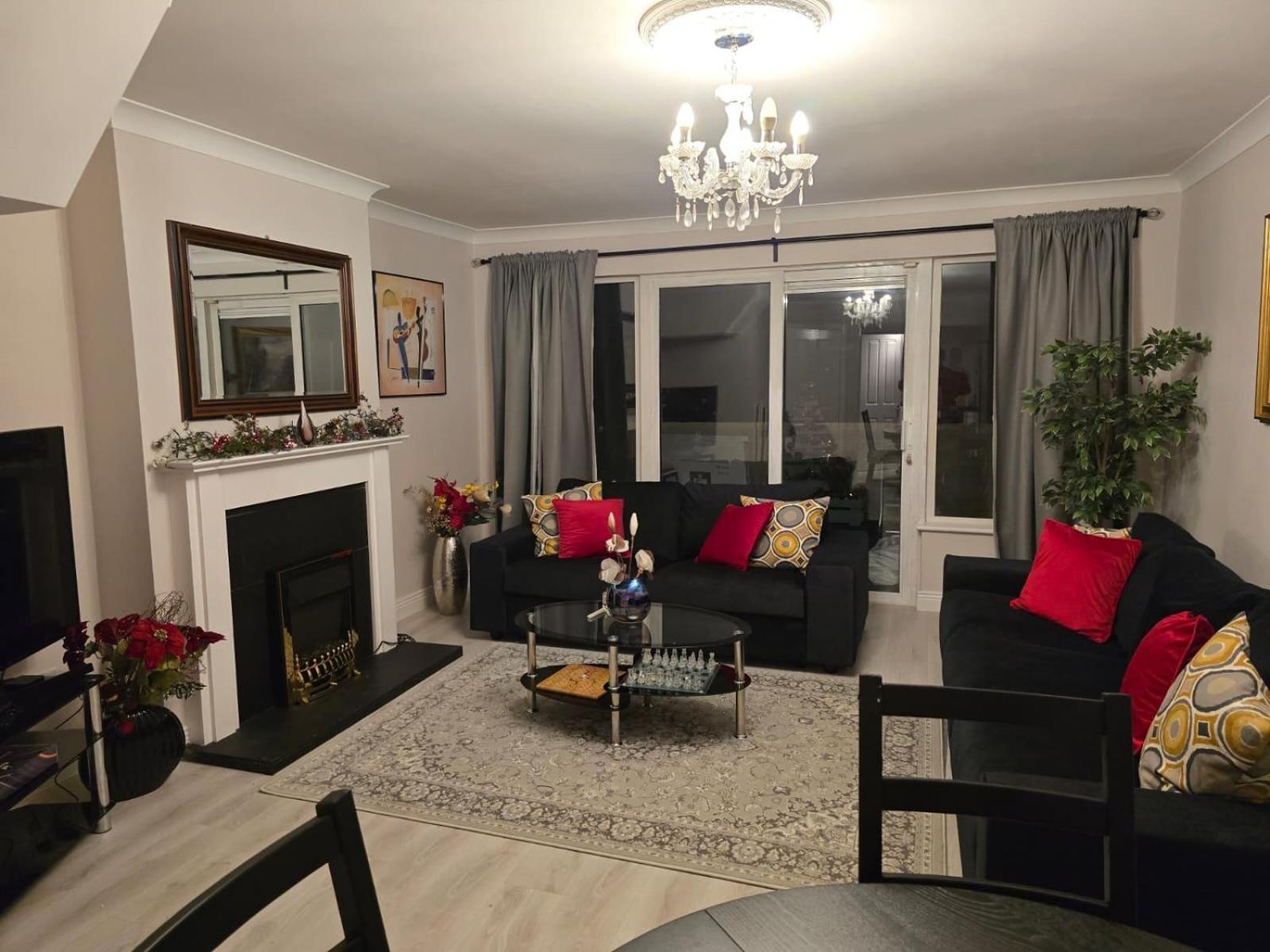 - 3 Bedroom Cosy - Sleeps Max 7 Dublin